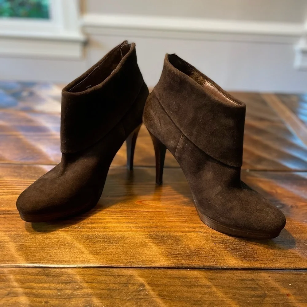 NWT Women’s Steve Madden Trishia brown suede booties SIZE 9.5